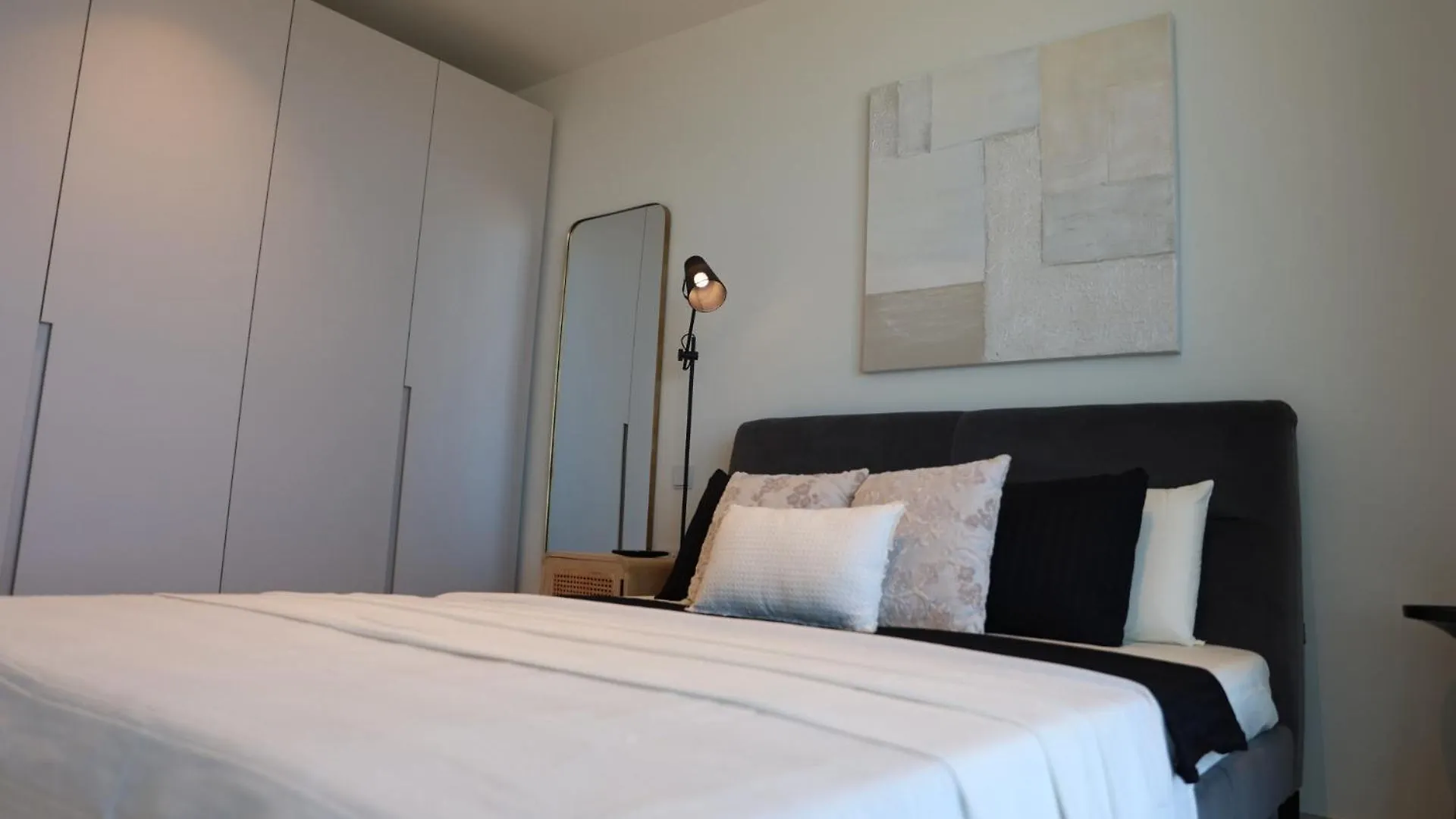 Luxury High Floor Suite, Mercury Towers Saint Julian's Apartment